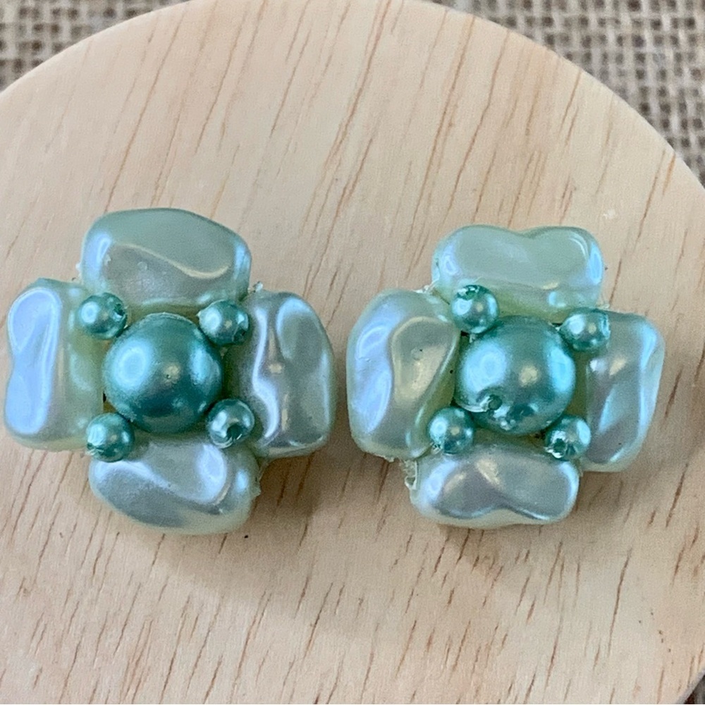 VTG Faux Pearl Cluster Flower Beaded Clip On Earrings Mint Green Hong Kong 1" - Picture 2 of 12